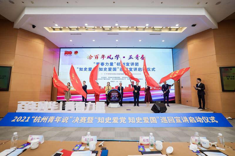 荣成市委市直机关工委到社区开展“书送春联”“清洁家园”活动